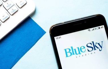 Kiev, Ukrayna, 13 Haziran 2020. Editör çizimi. Bu fotoğraf illüstrasyonunda Blue Ske Ske Stüdyolarının logosu bir akıllı telefondan gösteriliyor.