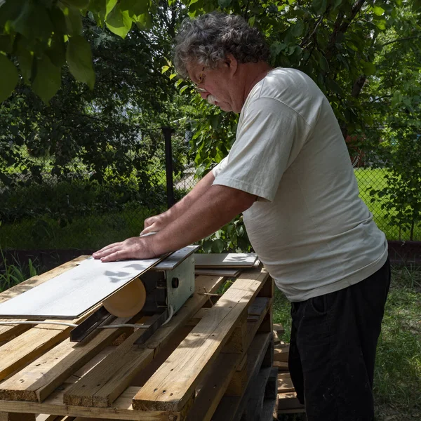 Kaukasische Senior Man Met Cirkelzaag Voor Het Zagen Van Parketplanken — Stockfoto