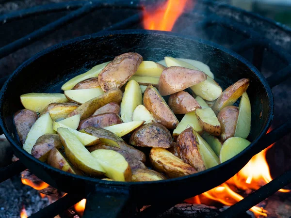 Gefrituurde Aardappelen Koken Een Pan Een Rooster Een Vuur — Stockfoto