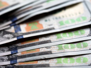 100 dolarlık banknotların arka planında