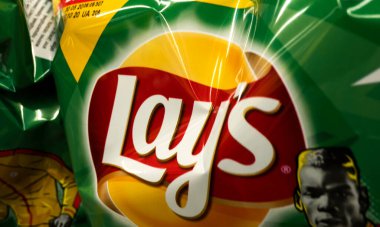 Kiev, Ukrayna, Juky 9, 2020. Editör çizimi. Lay 'in patates cipsleri süpermarkette sergileniyor. Lay 's 1965' ten beri PepsiCo tarafından Frito-Lay 'e ait.. 