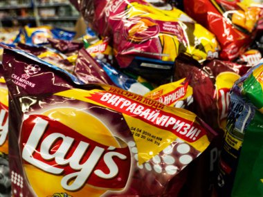 Kiev, Ukrayna, Juky 9, 2020. Editör çizimi. Lay 'in patates cipsleri süpermarkette sergileniyor. Lay 's 1965' ten beri PepsiCo tarafından Frito-Lay 'e ait.. 