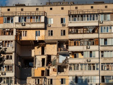Kiev, Ukrayna, Juky 9, 2020. Editör çizimi. Dokuz katlı bir binanın patlaması sırasında apartmanlar yıkıldı. 21 Haziran 'da Kiev' de evin bir kısmı patladı. Kaza sonucu, beş kişi hayatını kaybetti. Polis bir...