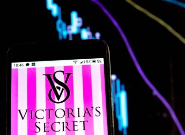 Bu fotoğraf illüstrasyonunda WeWork logosu, grafiğin arka planında düşen eğrilerle birlikte bir akıllı telefonda görüntülenir. Uluslararası basında çıkan haberlere göre Coronavirus salgını sırasında COVID-2019 WeWork de pek iyi durumda değil.