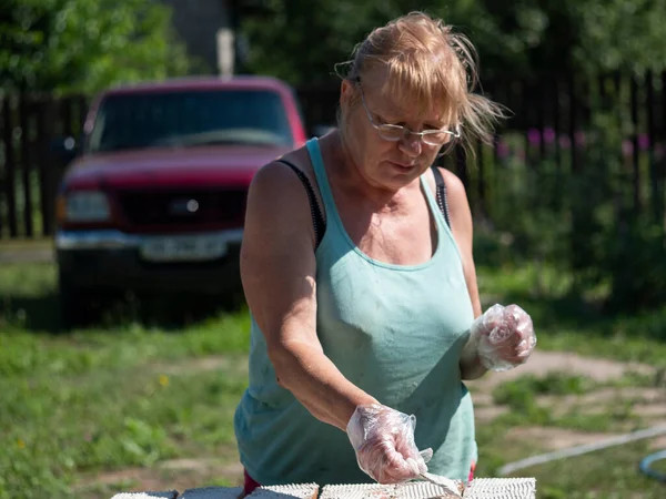 Femme Âgée Caucasienne Installe Des Carreaux Céramique Sur Table Bois — Photo