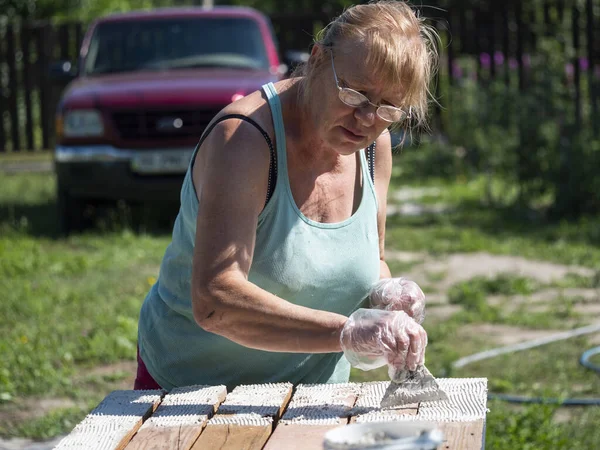 Femme Âgée Caucasienne Installe Des Carreaux Céramique Sur Table Bois — Photo