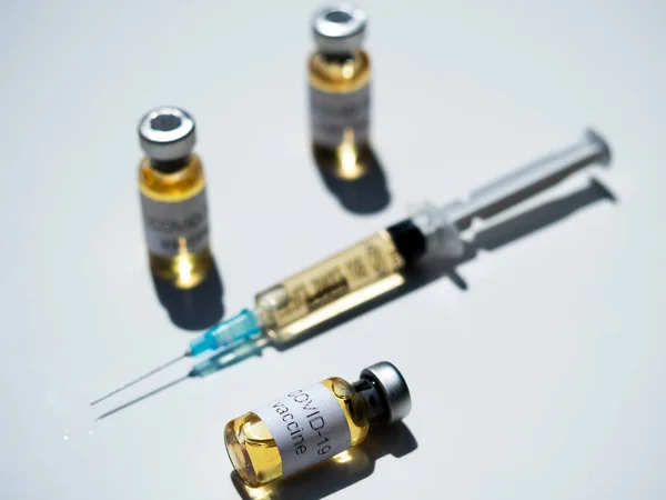 사진의 삽화에서 코로나 바이러스 백신이라고 이름붙여진 병들과 세계가 코로나 바이러스에 — 스톡 사진