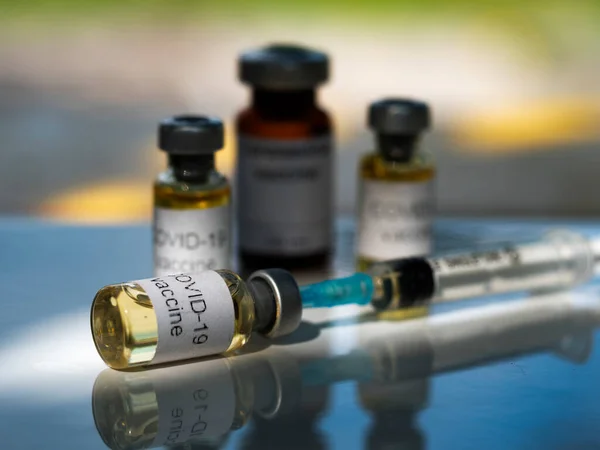 Deze Foto Illustratie Flacons Gelabeld Als Coronavirus Vaccin Een Spuit — Stockfoto