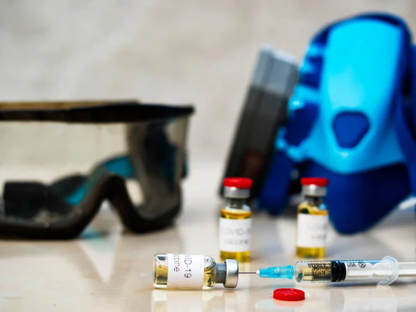 사진의 삽화에서 코로나 바이러스 백신이라고 이름붙여진 바이럴들과 의료용 호흡기를 배경으로 — 스톡 사진