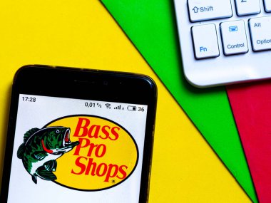 Bu fotoğraf illüstrasyonunda bir akıllı telefondan Bass Pro Shop logosu gösteriliyor
