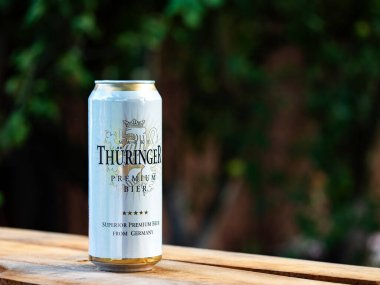 Kiev, Ukrayna, 14 Ağustos 2020. Editör çizimi. Bu resimde Thuringer Birası açık havada görülebiliyor.