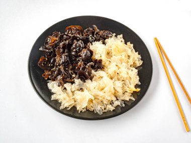 Ağaç mantarlı salata (beyaz ve siyah mantar, baharat, soğan yağı)) 