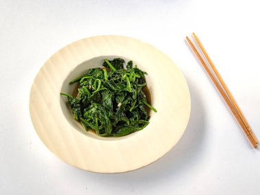 Hafif sarımsak soslu ıspanak (ıspanak, sarımsak, baharat)) 