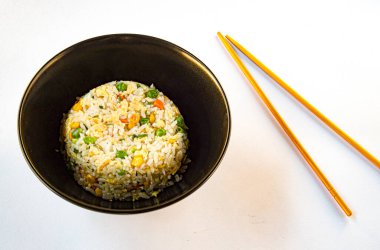 Yumurtalı Yangzhou pilavı, bezelyeli mısır (Çin pirinci, yumurta, havuç, baharat, mısır, yeşil bezelye)) 