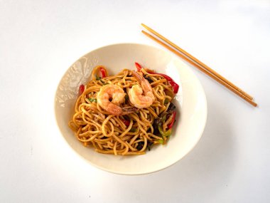 Karidesle kızartılmış erişte (erişte, karides, dolma biber, siyah mantar, zencefil, bambu, baharat, soğan, sterlin, sarımsak, soya sosu) 