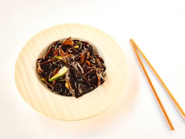 Pak Choi, Xiang mantarlı bir tavada kızardı (Pak Choi lahana, Shiitake mantarı, sarımsak, istiridye sosu, soya sosu, baharat) 