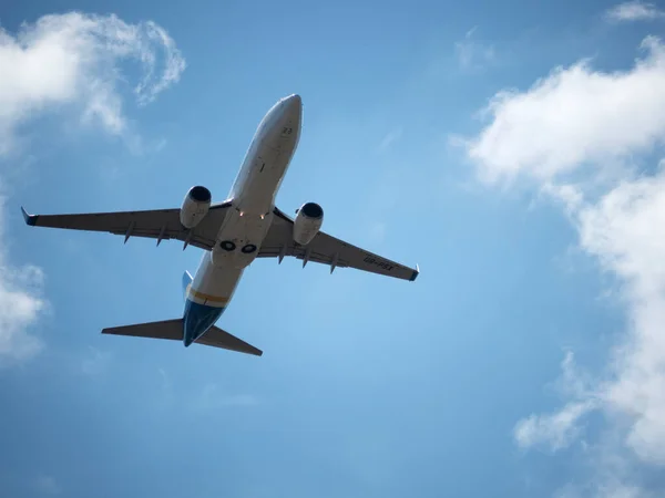 Psx Ukraine International Airlines Boeing 737 8Eh Vliegtuig Blauwe Lucht — Stockfoto