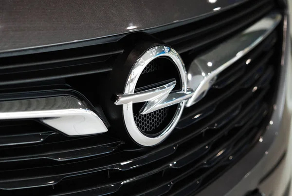 Opel Logotyp Kylargrillen Bilen — Stockfoto