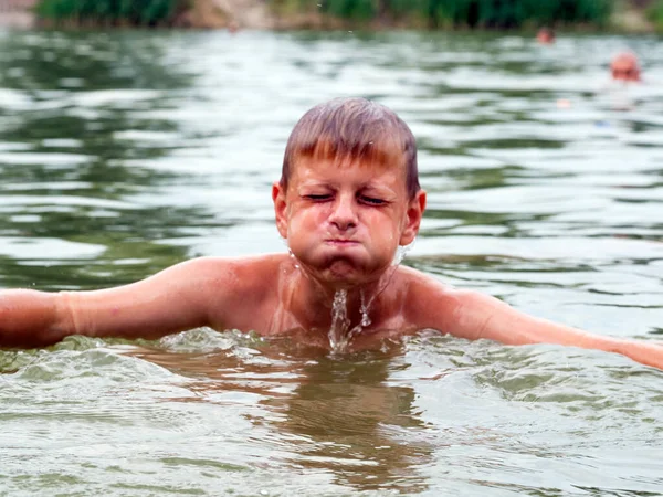 Agua Corre Por Cara Chico Caucásico Que Emerge Del Lago — Foto de Stock