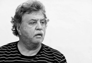 Orta yaşlı adam siyah beyaz portre