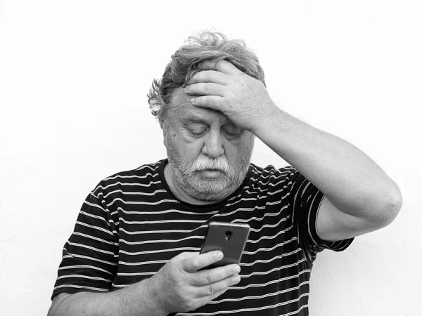 中年男性の黒と白の肖像画スマートフォンでソーシャルメディアの投稿を読んでいる間 彼の頭をつかんで — ストック写真