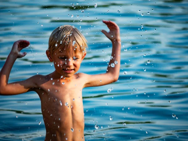 Kaukasische Kleuter Jongen Spetterend Water Tijdens Het Zwemmen Het Meer — Stockfoto