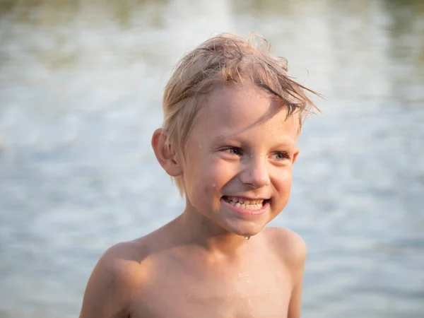 Porträt Eines Lustigen Kaukasischen Vorschuljungen Mit Nassen Haaren Ruht Auf — Stockfoto