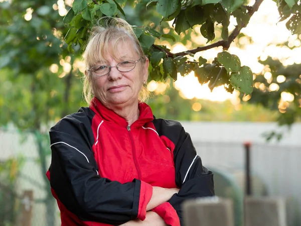 Retrato Uma Mulher Caucasiana Sênior Jardim Pôr Sol — Fotografia de Stock