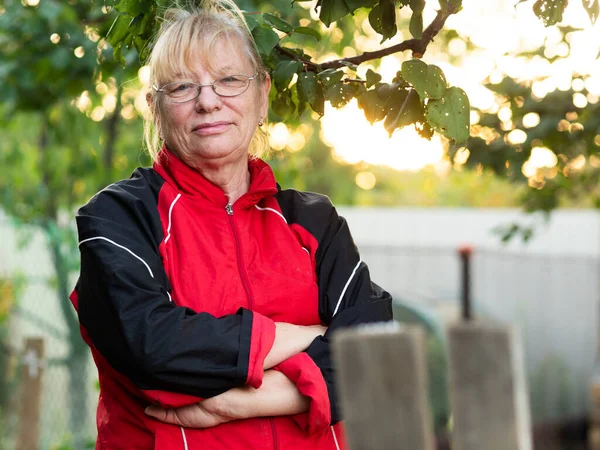 Portrait Une Femme Caucasienne Âgée Dans Jardin Heure Coucher Soleil — Photo