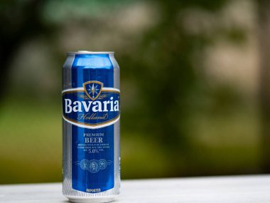 Kiev, Ukrayna, 19 Ağustos 2020. Editör çizimi. Bu resimde Bavyera Holland Premium Birası açık havada görülebilir.