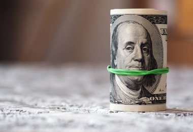  100 dolarlık banknotların fotoğrafı.