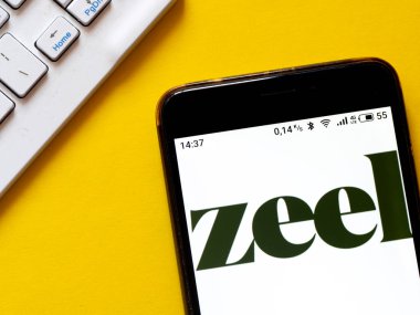 Kiev, Ukrayna, 17 Eylül 2020. Editör çizimi. Bu resimde bir akıllı telefonda Zeel logosu gösteriliyor.