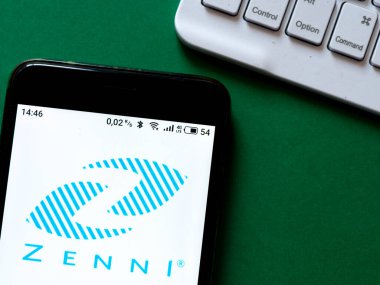 Kiev, Ukrayna, 17 Eylül 2020. Editör çizimi. Bu resimde bir akıllı telefonda Zenni Optik logosu gösteriliyor