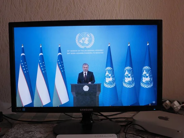 Shavkat Mirziyoyev President Republiken Uzbekistan Talar Generalförsamling Sedd Datorskärm Håller — Stockfoto