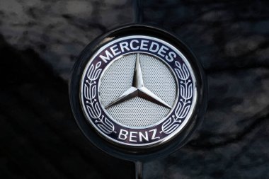 Kiev, Ukrayna, 29 Eylül 2020. Editör çizimi. Siyah bir arabanın kaputunda Mercedes logosu.