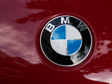 Kiev, Ukrayna, 29 Eylül 2020. Editör çizimi. Kırmızı bir arabanın kaputunda BMW logosu