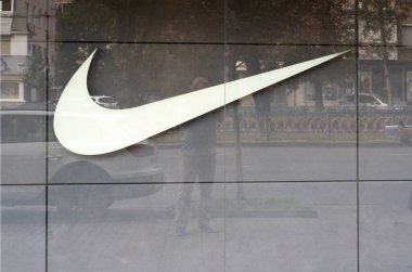 Kiev, Ukrayna, 29 Eylül 2020. Editör çizimi. Vitrindeki Nike logosu