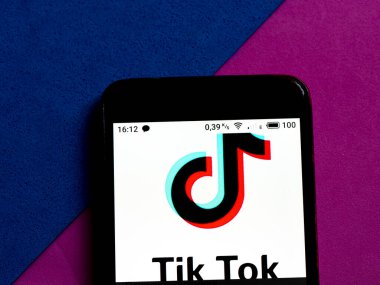 Kiev, Ukrayna, 4 Ekim 2020. Editör çizimi. Bu resimde TikTok - Eğilimler Burada Başlar uygulaması TikTok Inc. logosu akıllı telefondan görüntülenir
