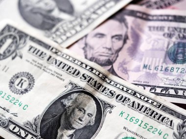 Arka planda ABD 'nin çeşitli banknotlarının resmi var. Seçici odaklanma. Fioregraund 'da 1 dolar.