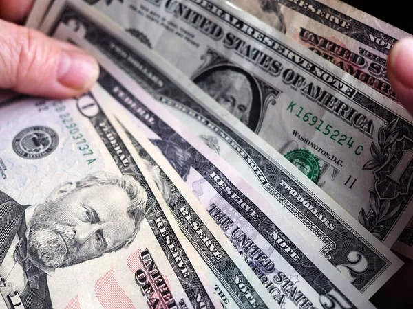 Una Ilustración Fotográfica Billetes Varios Dólares Estadounidenses Mano Mujer Enfoque — Foto de Stock