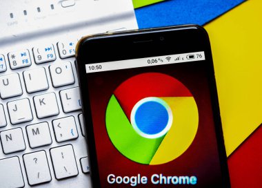 Kiev, Ukrayna, 12 Ekim 2020. Editör çizimi. Bu resimde, Zynga Inc. logosu tarafından hazırlanmış Harry Potter: Bilmeceler ve Büyüler aygıtı bir akıllı telefondan sergilenmektedir.