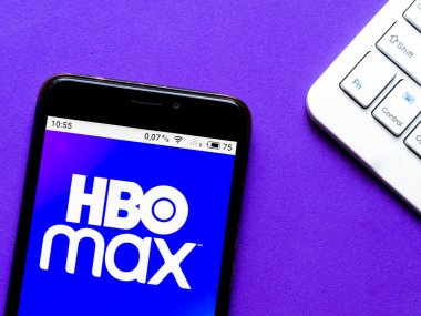 Kiev, Ukrayna, 12 Ekim 2020. Editör çizimi. Bu resimde, Zynga Inc. logosu tarafından hazırlanmış Harry Potter: Bilmeceler ve Büyüler aygıtı bir akıllı telefondan sergilenmektedir.