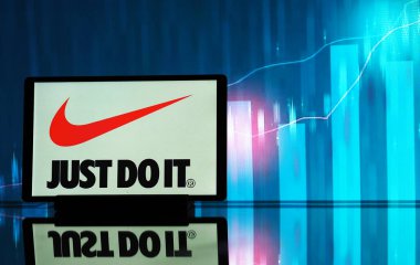 Almanya - 3 Mart 2024: Bu fotoğraf illüstrasyonunda, Nike, Inc. logosu bir tablette sergileniyor
