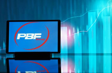 Almanya - 3 Mart 2024: Bu resimde, PBF Enerji Inc. logosu bir tablette sergilenmektedir