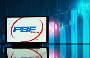 Almanya - 3 Mart 2024: Bu resimde, PBF Enerji Inc. logosu bir tablette sergilenmektedir