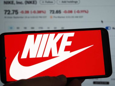 Almanya - 17 Eylül 2025: Bu resimde, Nike logosu akıllı telefon ekranında gösteriliyor