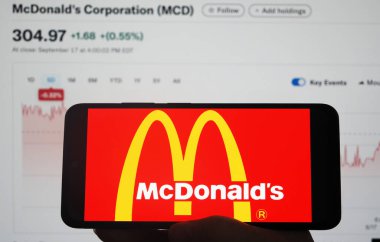 Almanya - 18 Eylül 2025: Bu resimde, McDonald 's Corporation logosu akıllı telefon ekranında sergilenmektedir