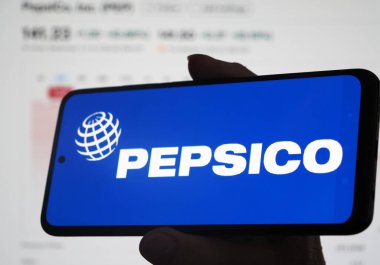 Almanya - 18 Eylül 2025: Bu resimde PepsiCo, Inc. logosu akıllı telefon ekranında gösteriliyor