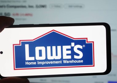Almanya - 22 Eylül 2025: Bu resimde Lowe-Şirketleri, Inc. logosu akıllı telefon ekranında gösteriliyor