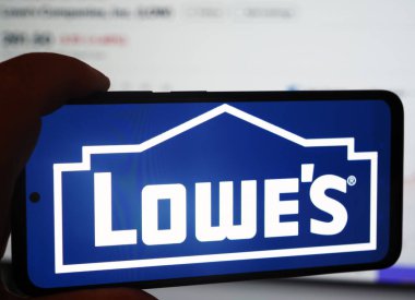 Almanya - 22 Eylül 2025: Bu resimde Lowe-Şirketleri, Inc. logosu akıllı telefon ekranında gösteriliyor